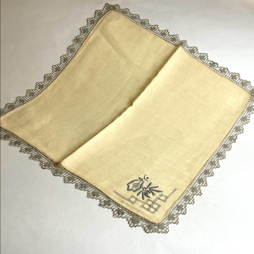 Vintage Cream Linen Dinner Napkins Hand Embroidery Crocheted Lace Border